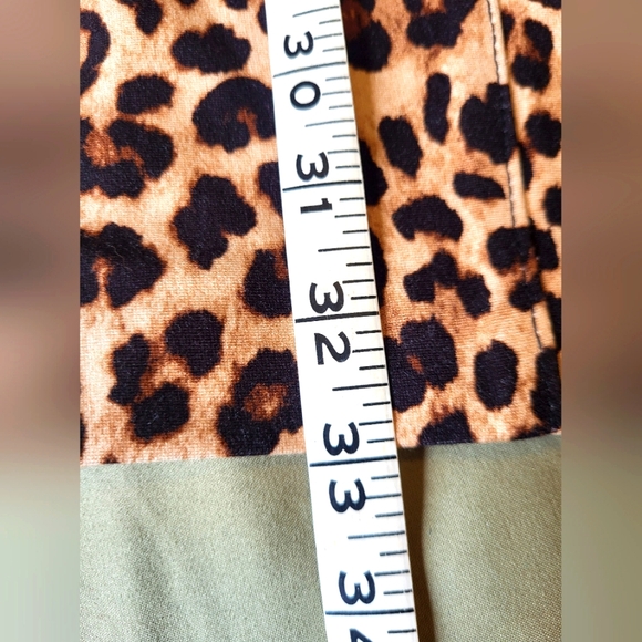 4 for $30 🌈 Torrid leopard print stretch capri pants size 10 - Picture 6 of 6